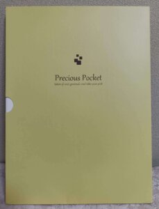 横から取り出せるケースに入っています